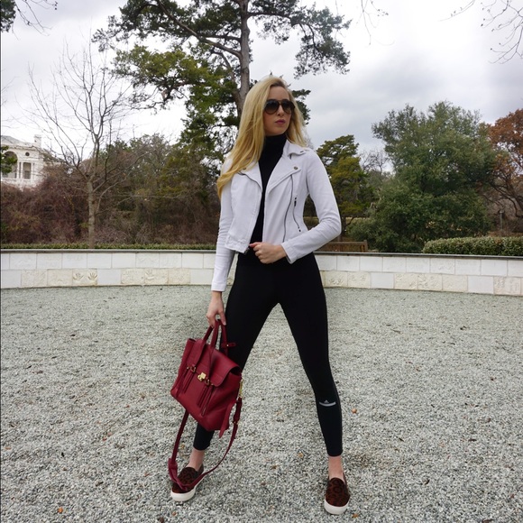 Meet Your Posher, Lily - Picture 3 of 7